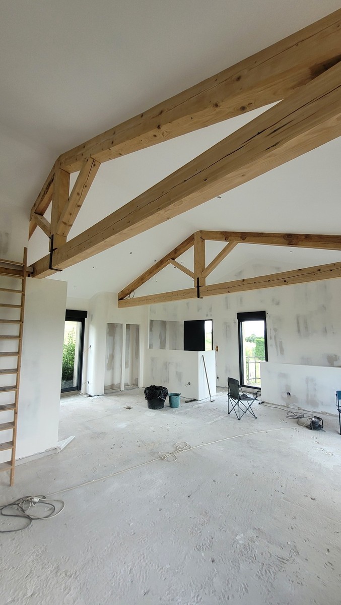 Bandes à joints en cours sur cloisons et plafond en placo