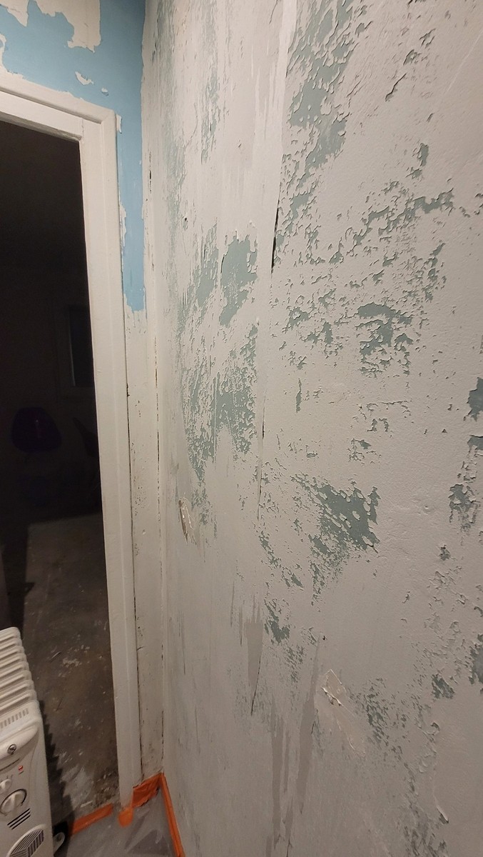 Ancienne peinture à gratter avant enduit et ratissage
