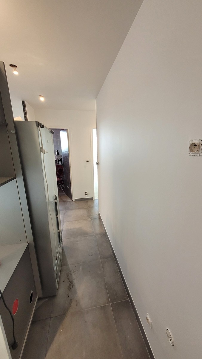 Couloir après peinture des murs et du plafond