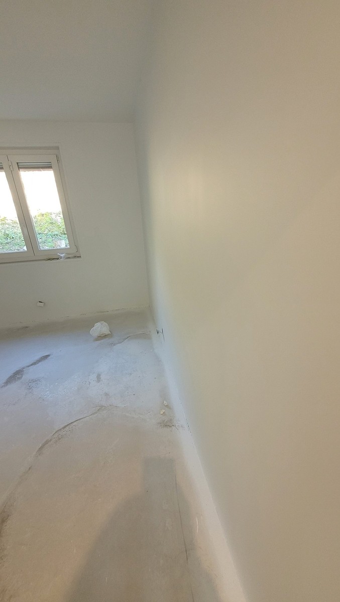 Murs et plafond lissés et peints en blanc