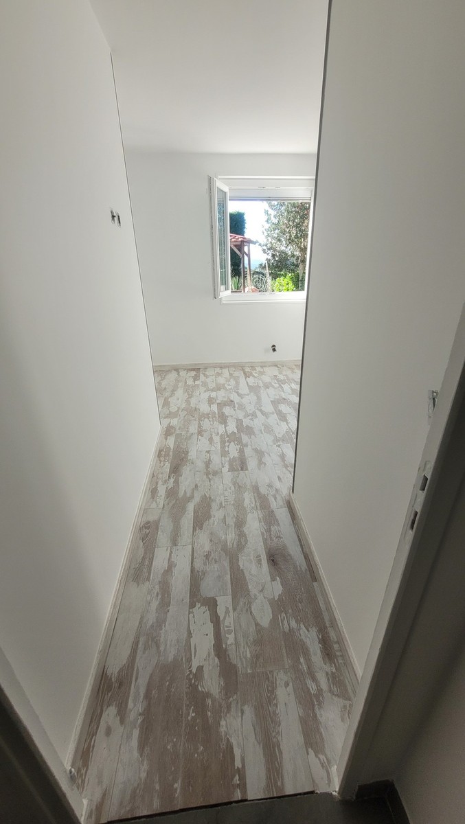 Pièce intérieure après peinture des murs et du plafond