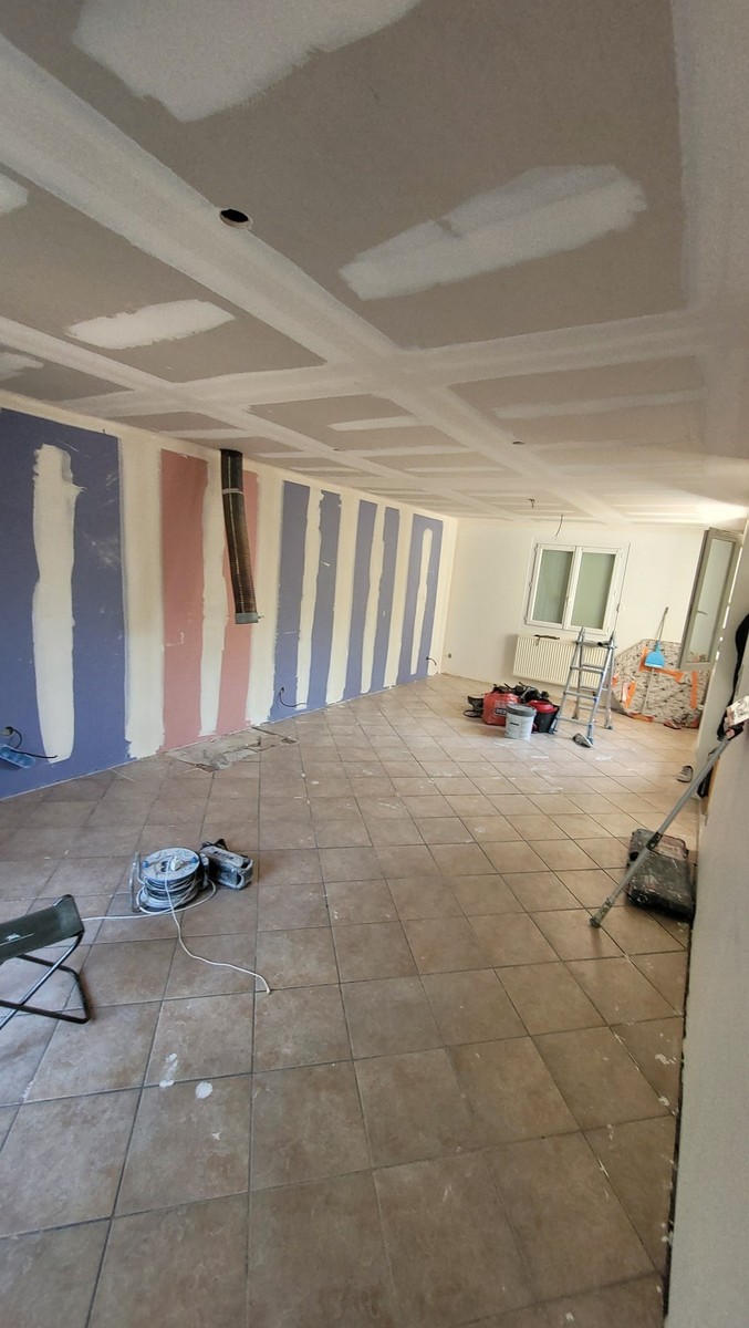 Traitement des joints de plafond et de cloisons en placo