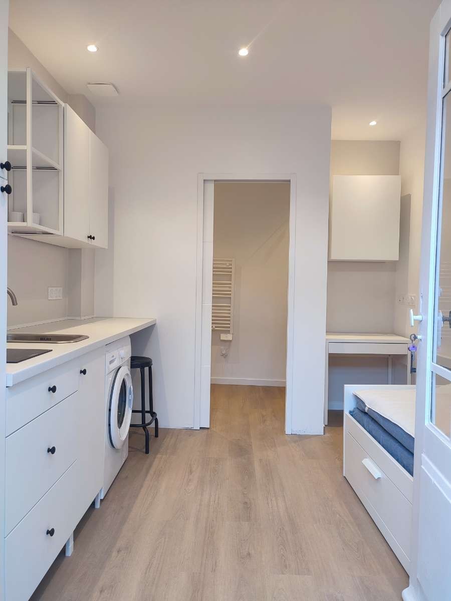 Murs et plafond repeints dans un logement