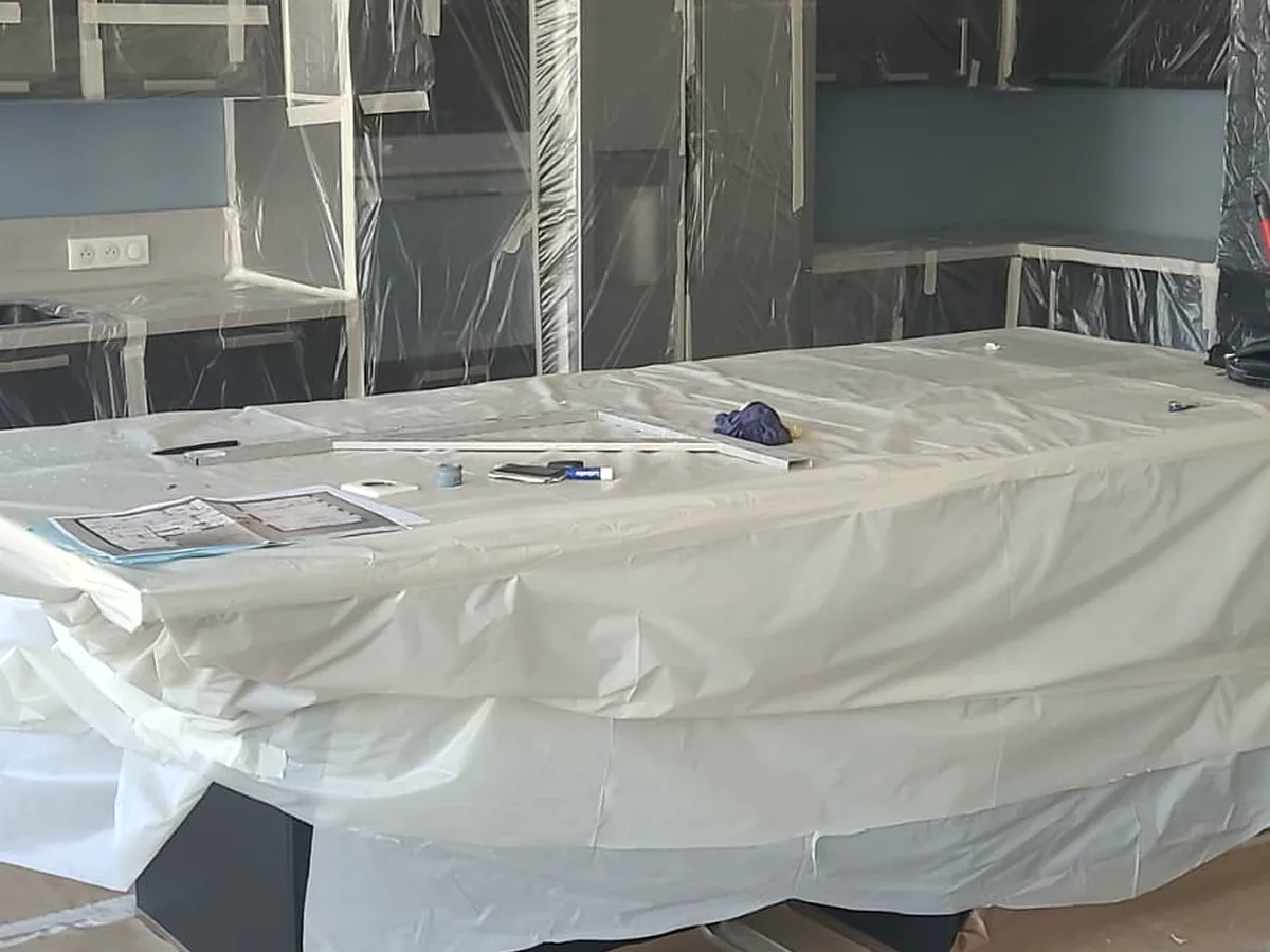 Cuisine et mobilier entièrement protégés avant peinture